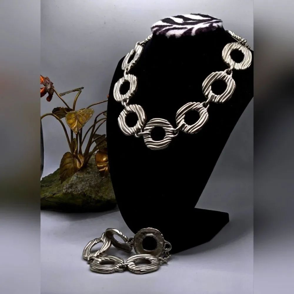 "5/$40" Large Bold Silvertone Circle Necklace and Bracelet Set